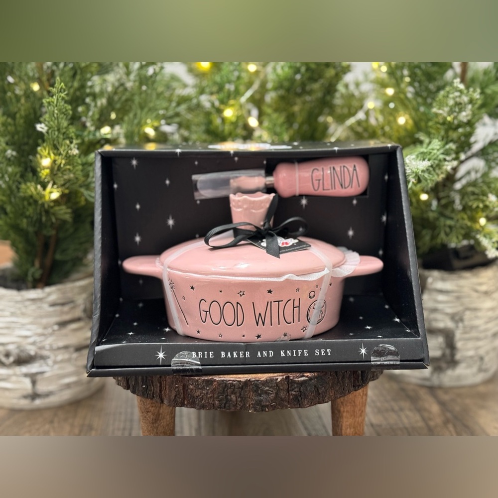 👑 Brand NEW w/Box Rae Dunn Wizard of Oz GOOD WITCH Brie Baker & Knife 👑
